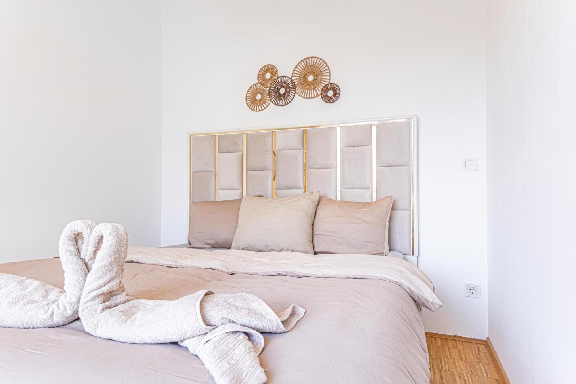 Luxury 3br And1 Lr In The Heart Of Vienne