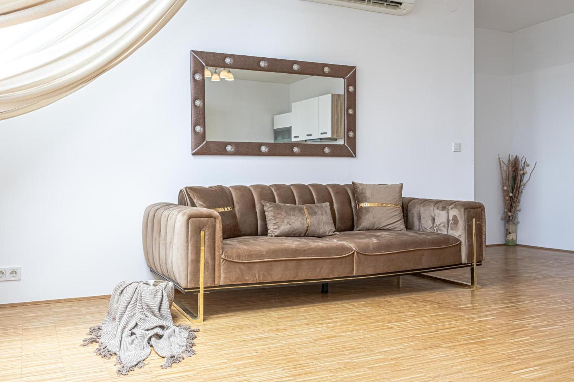 Luxury 3br And1 Lr In The Heart Of * Vienne