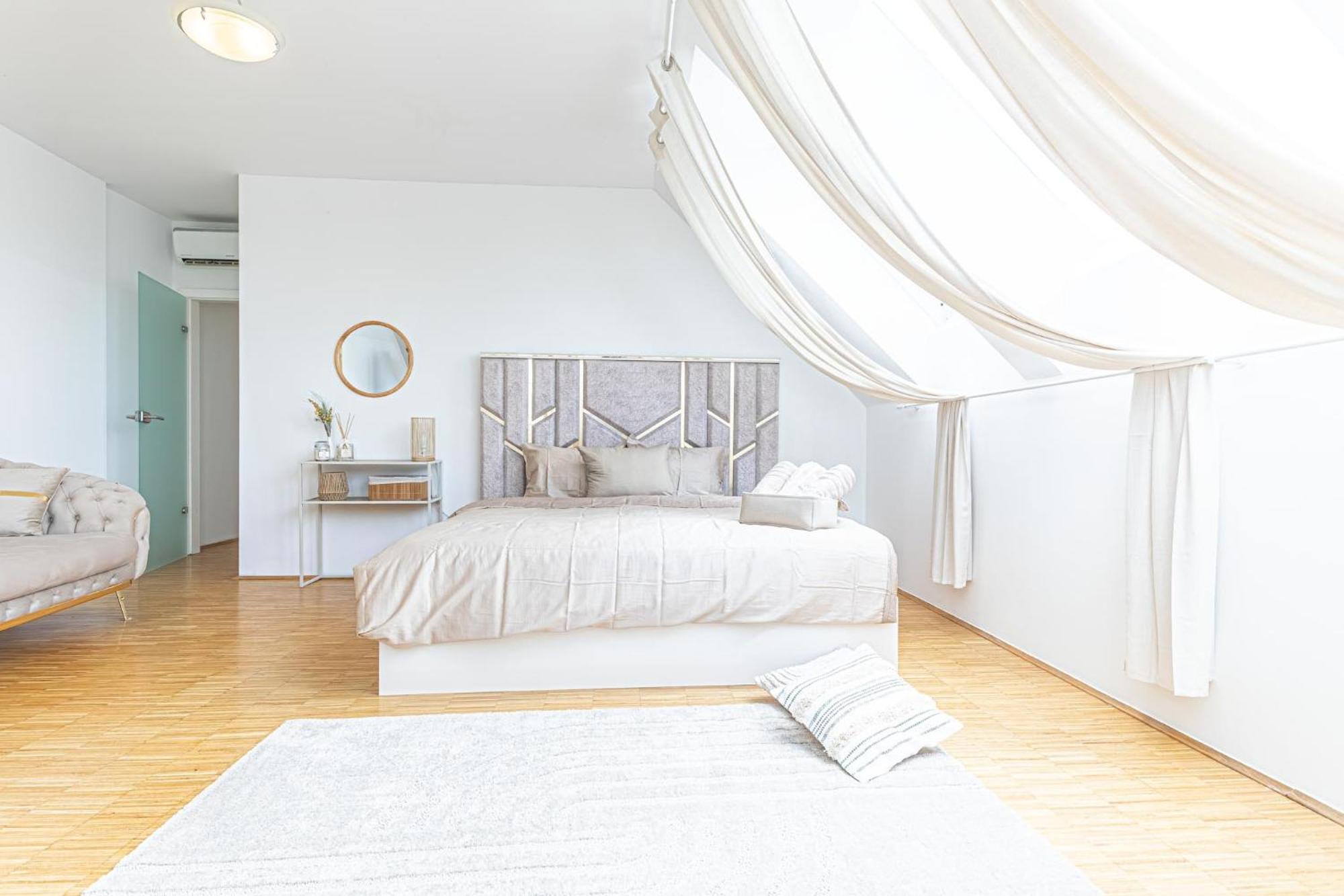 Luxury 3br And1 Lr In The Heart Of Vienne