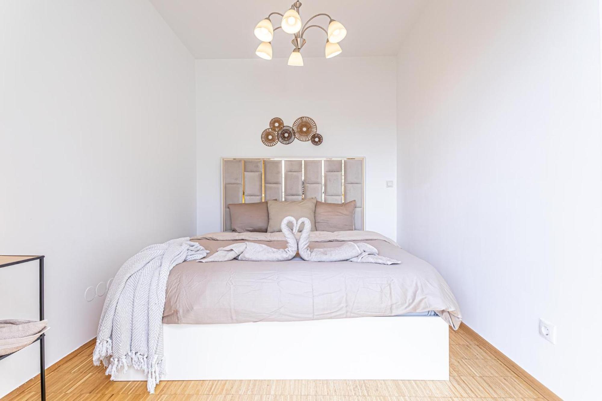 Luxury 3br And1 Lr In The Heart Of Vienne